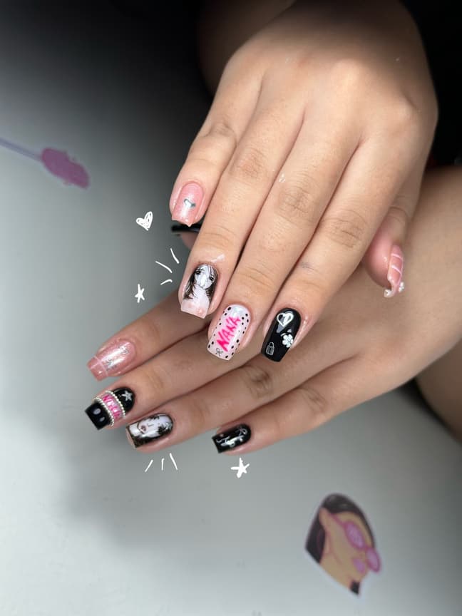 Uñas largo #1 con mano alzada, charms y balines