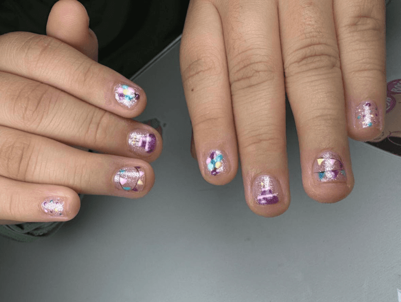 Manos de una niña con aplicación de gel
