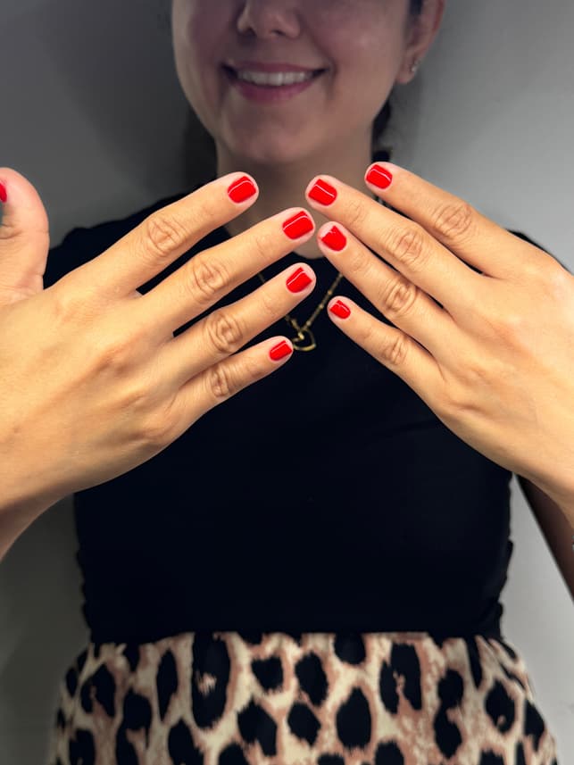 Uñas cortas con gel semipermanente en tono nude